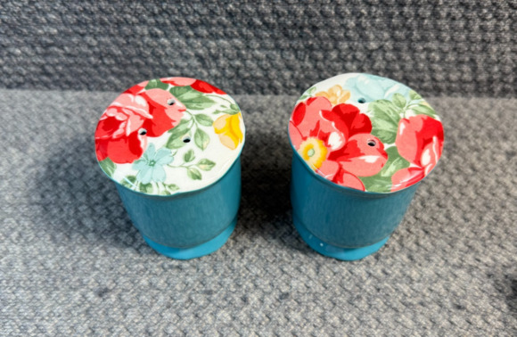 Pioneer Woman Salt and Pepper Shaker Set Farmhouse Floral White Teal - Picture 5 of 5